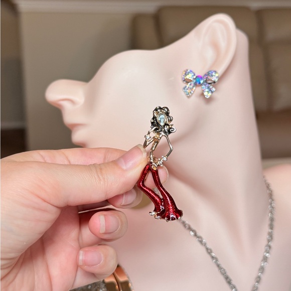 Elegant Red and Gold Brooch - Picture 4 of 8